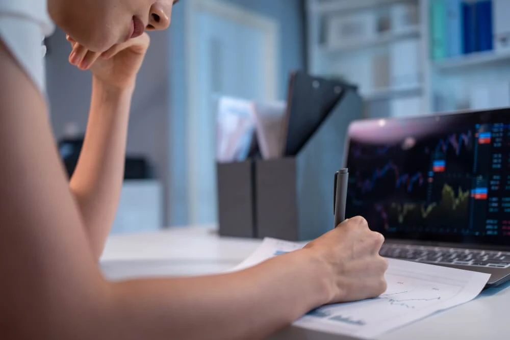 Forex trader following a structured trading plan and avoiding impulsive entries driven by market movement