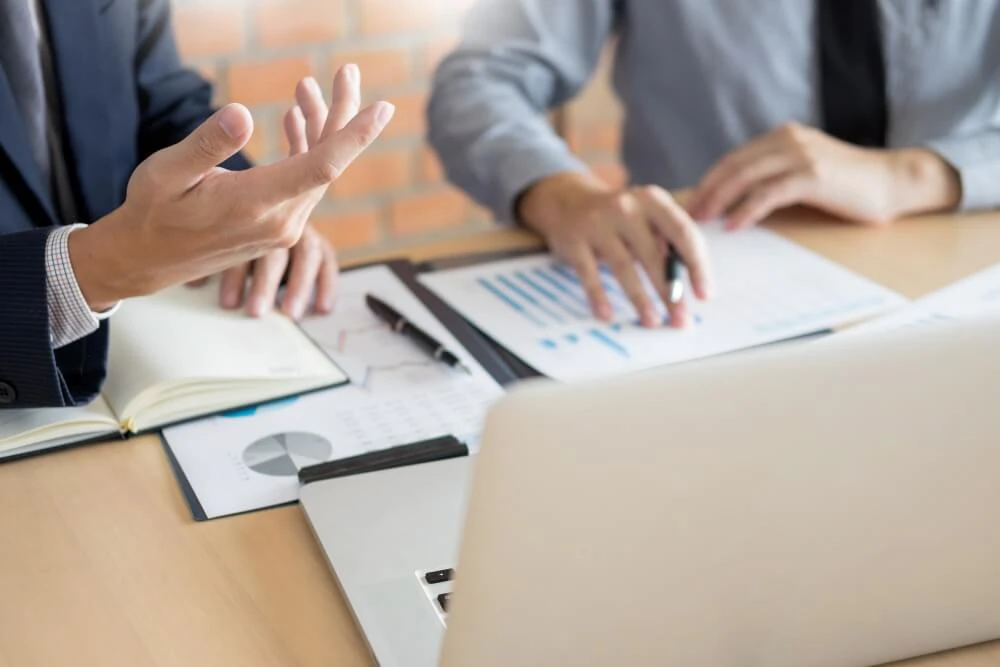 Trader analyzing economic news and data to understand fundamental drivers of the forex market