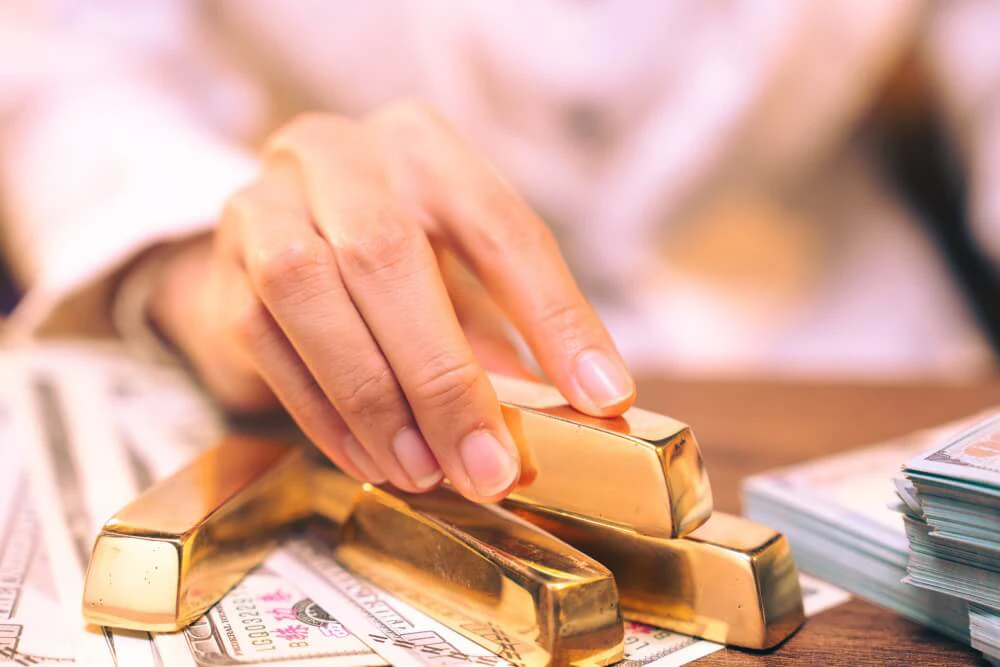 Different methods of trading gold including forex, ETFs, and futures