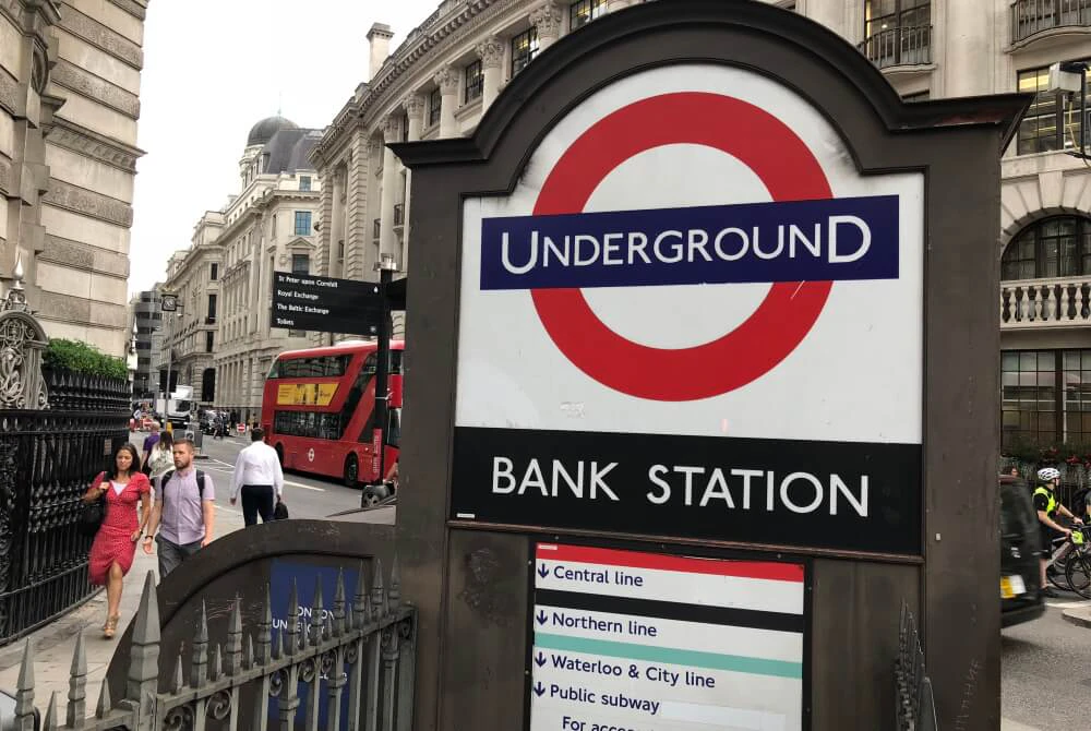 Range trading conditions during mid London session with reduced volatility