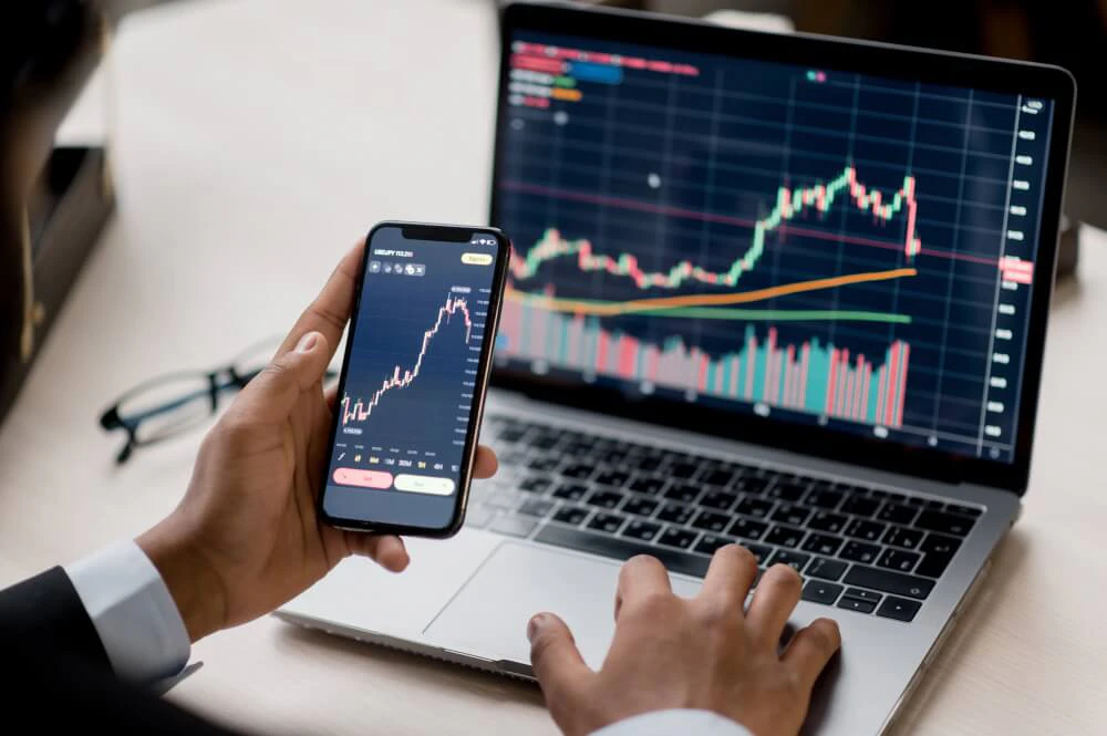 Trader reviewing a structured trading plan to manage forex risk and performance