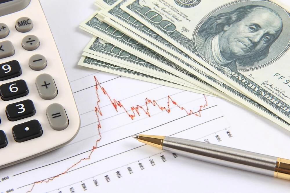 Trader adjusting stop loss and target levels based on changing market volatility