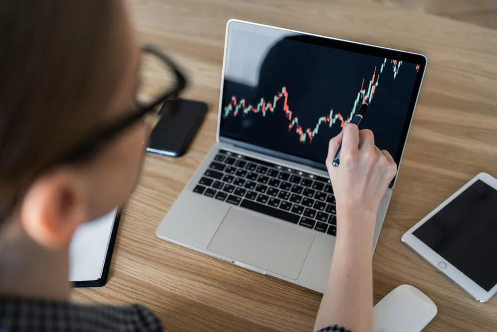 Trader patiently waiting for the right forex entry opportunity while analyzing charts