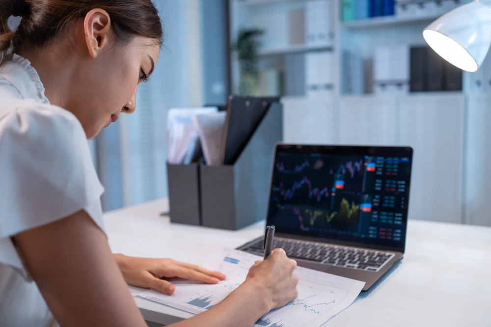 Trader planning trades with a structured strategy and defined risk rules