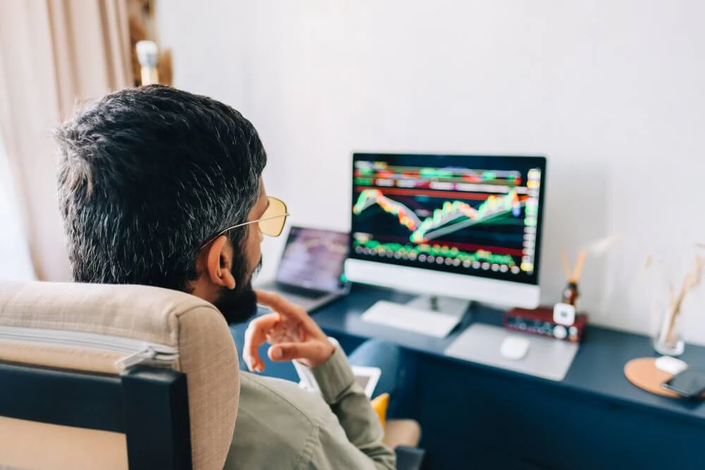 Trader analyzing forex charts and key levels during the weekend without time pressure