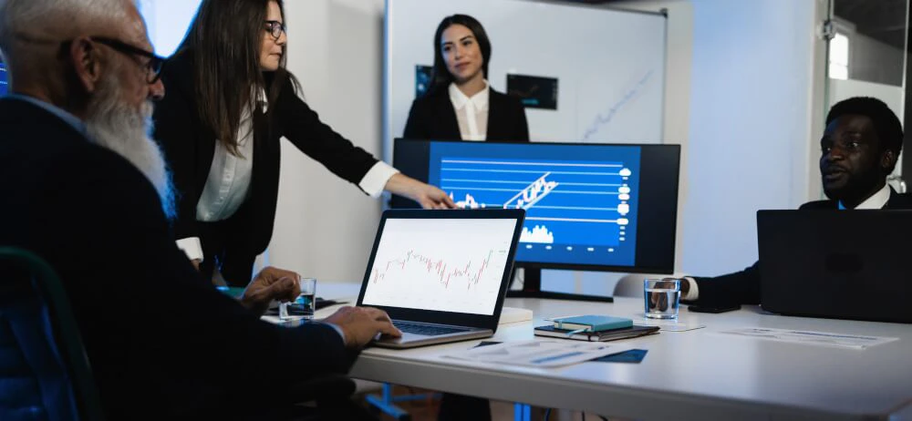 Traders discussing market ideas and sharing different perspectives