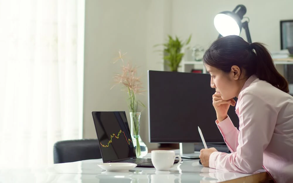 Forex market volatility on Fridays showing sharp price movements and reversals