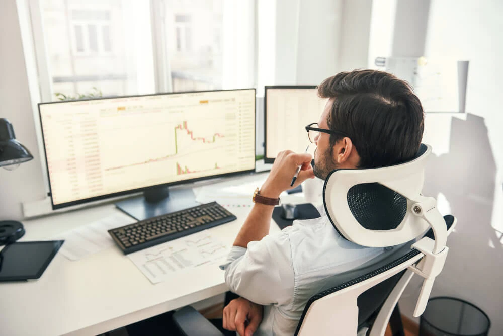 Trader managing emotions and staying disciplined using a probability-based approach