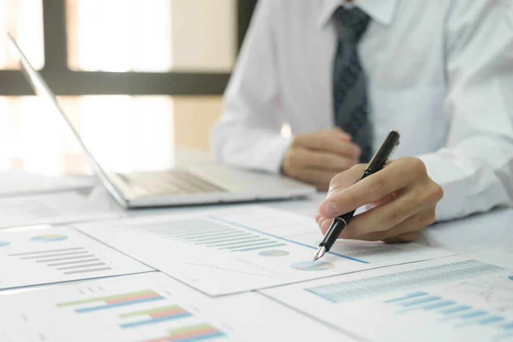 Forex trader creating a personalized trading plan based on individual strengths and strategy