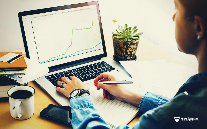 lady trading on laptop