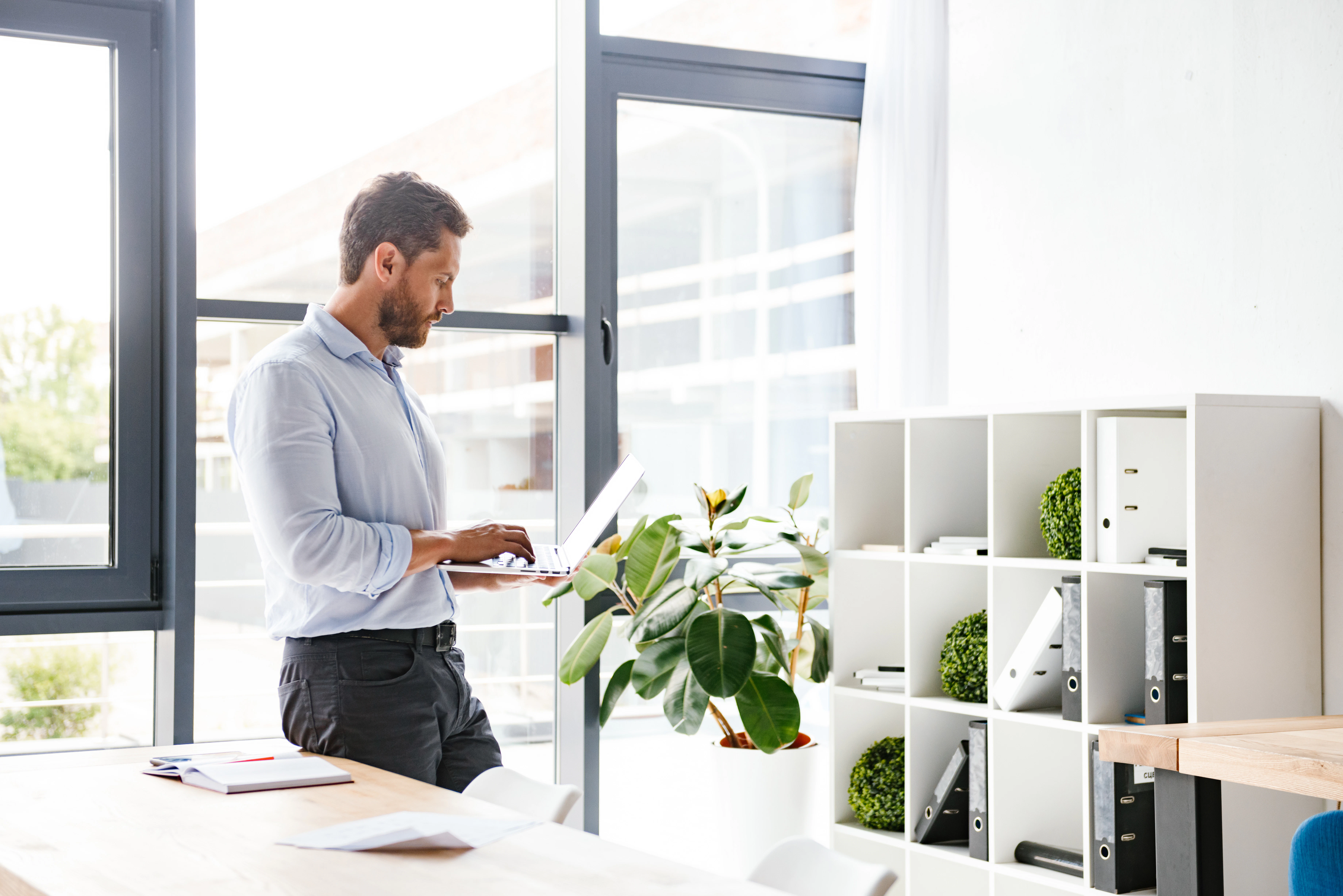 habits for forex trading blog article. Man typing on laptop standing